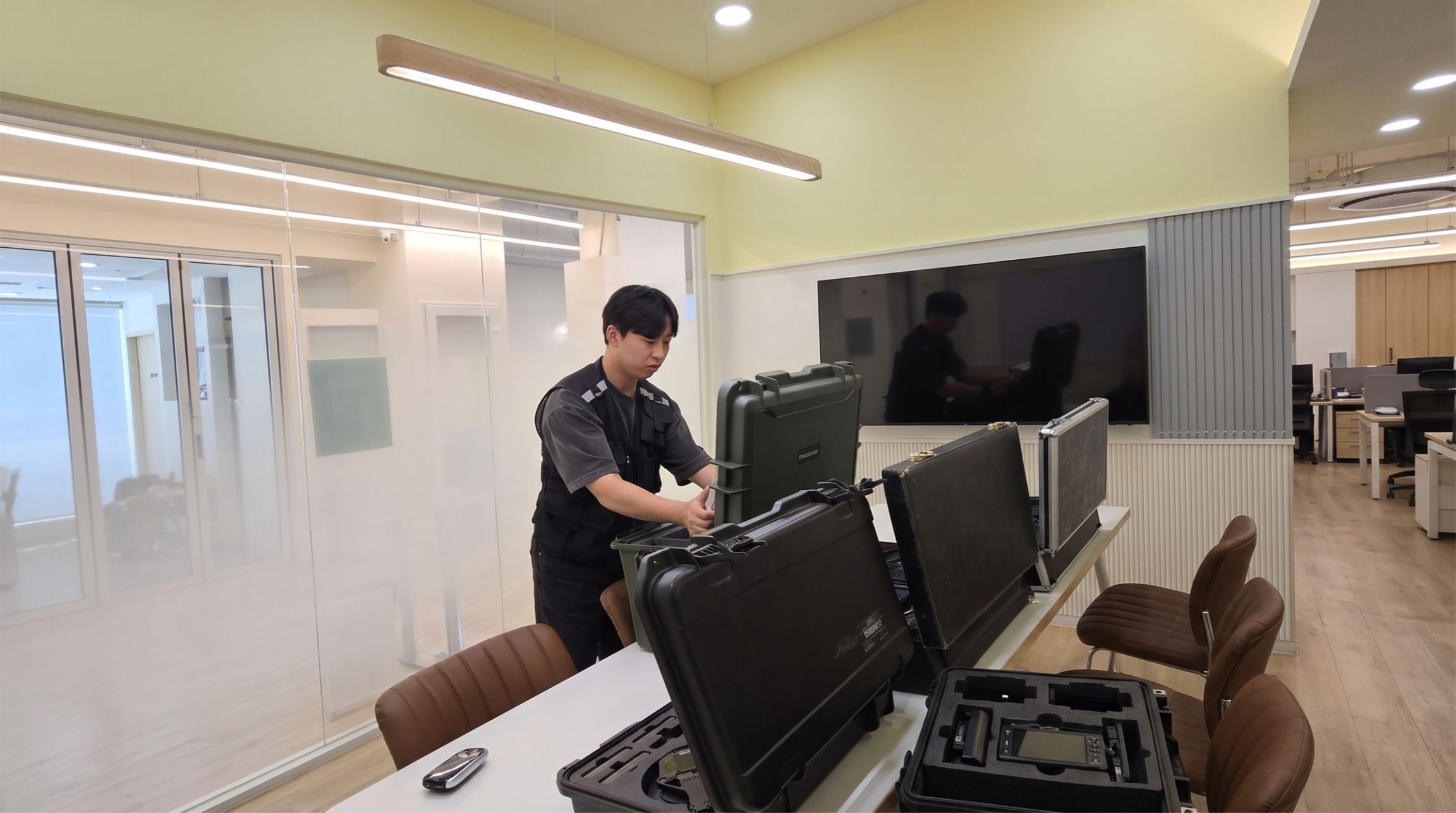 전문 탐지 장비 일체 전개: 비선형 접합체 및 광대역 스펙트럼 분석