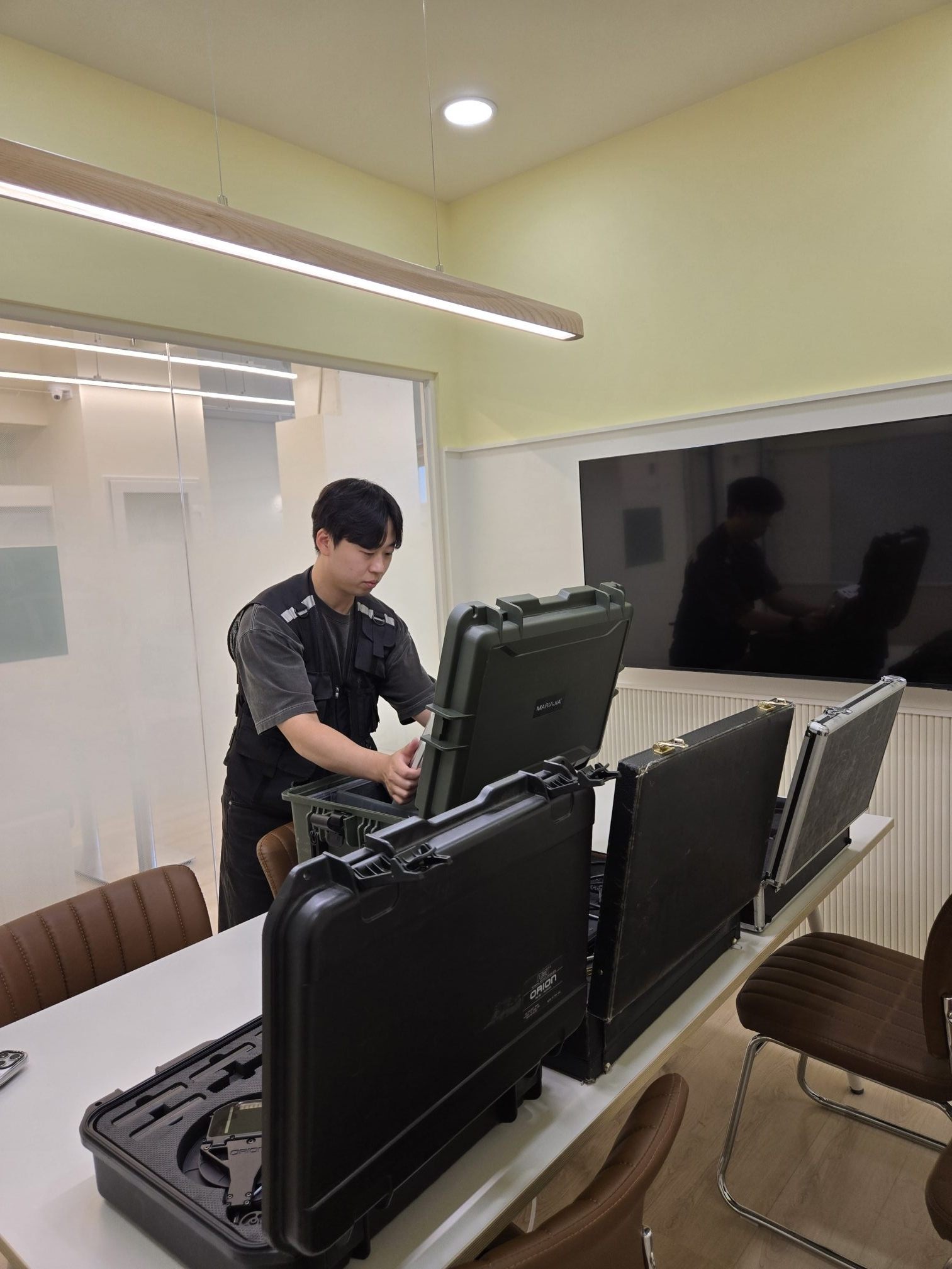 탈의실 거울 프레임 모서리 적외선 반사 포착